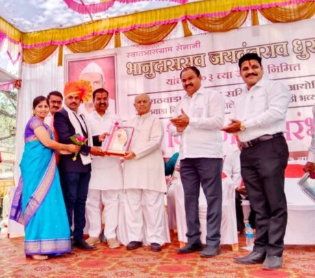 आश्रुबा कोठावळे यांना मराठवाडा भूषण आदर्श शिक्षक पुरस्काराने सन्मानित