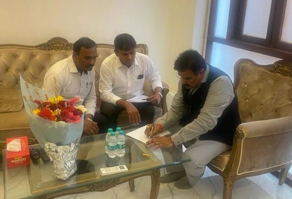 ५ फेब्रुवारी संत रोहिदास महाराज जयंतीदिनी सामाजिक न्याय विभागाच्या वतीने समाजातील भरीव समाज कार्य करणाऱ्या बांधवांना पुरस्कार देण्यात यावा चर्मकार विकास संघाची मुख्यमंत्र्यांकडे मागणी