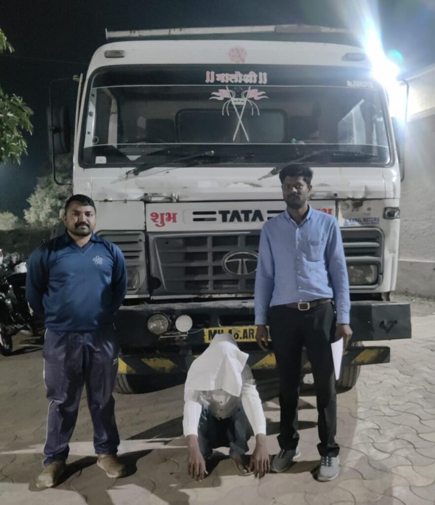 अवैध वाळू वाहतुकी विरुद्ध स्थानिक गुन्हे शाखेची कारवाई;वीस लाख साठ हजार रुपयांचा मुद्देमाल जप्त