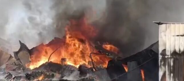 गजराज नगर परिसरात गादी कारखाना व बेकरीला लागली भीषण आग