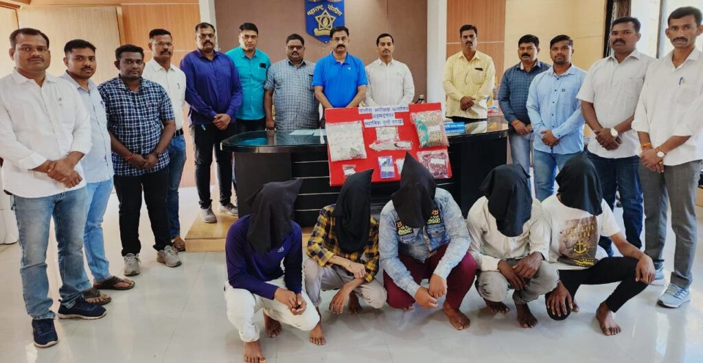 चॉपरने वार करून लुटणाऱ्या सात जणांच्या टोळीला एलसीबीने केले जेरबंद