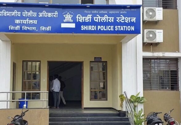 साईभक्तांना स्वतःच्या फायद्यासाठी वेठीस धरणाऱ्या ११ तरुणांवर गुन्हा दाखल शिर्डी पोलिसांची कारवाई