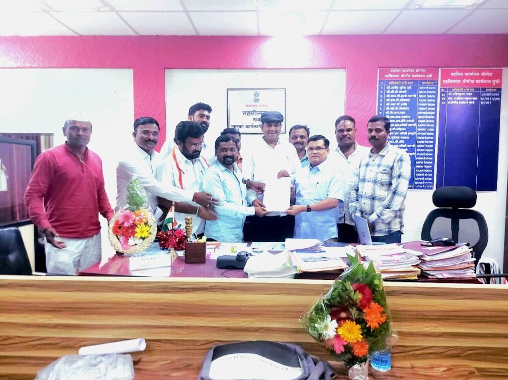 श्रीगोंद्याचे तहसीलदार शिवपाणंद शेतरस्ते खुले करून जिल्हयात मोठा आदर्श उभे करतील शरद पवळे;श्रीगोंदा तालुक्यातील प्रत्येक शेतकऱ्याला शेतरस्ता मिळवुन देवु राजेंद्र नागवडे;शिव पाणंद शेतरस्त्यांचा उच्च न्यायलयाचा आदेश श्रीगोंदा तहसिलदारांकडे सुपुर्द