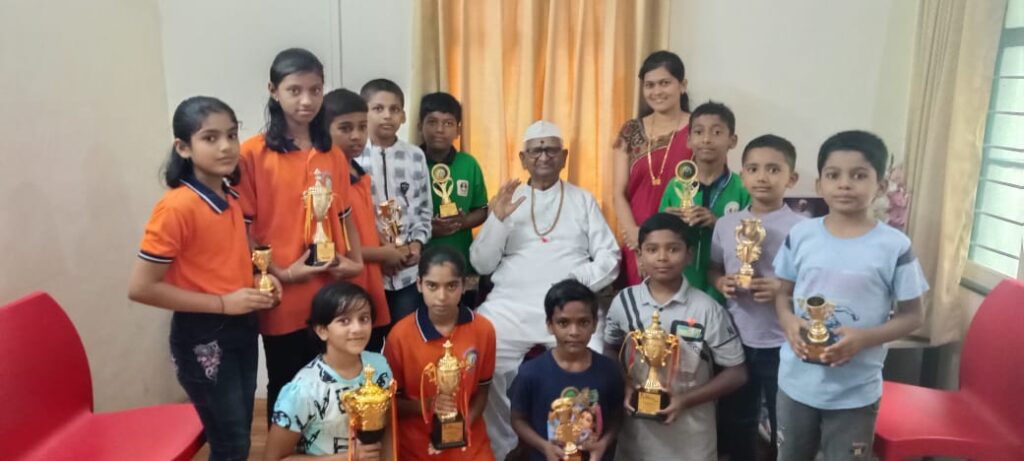 नारायणगव्हाणच्या विद्यार्थ्यांचा आण्णा हजारेंकडून झालेला सन्मान हा सर्वात मोठा आशिर्वाद-विद्या पवळे;विद्यार्थ्यांच्या यशाचा होणारा सन्मान हाच खऱ्या अर्थाने शिक्षकांचा गौरवच