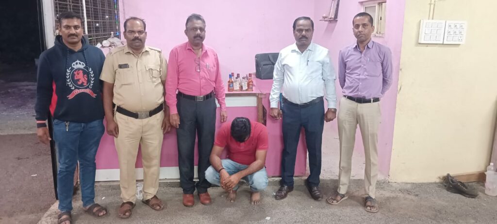 राज्य उत्पादन शुल्क विभागाच्या भरारी पथकाच्या धडक कारवाया अवैध देशी विदेशी दारू जप्त ५ गुन्हे दाखल