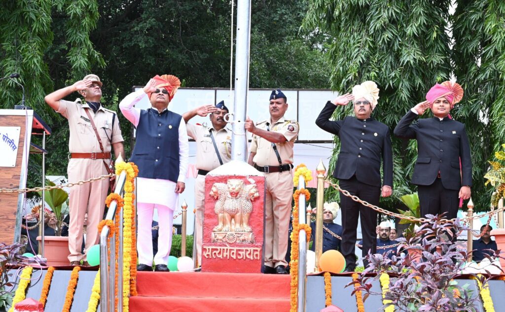 भारतीय स्वातंत्र्य दिनानिमित्त पालकमंत्री राधाकृष्ण विखे पाटील यांच्या हस्ते मुख्य शासकीय ध्वजारोहण संपन्न