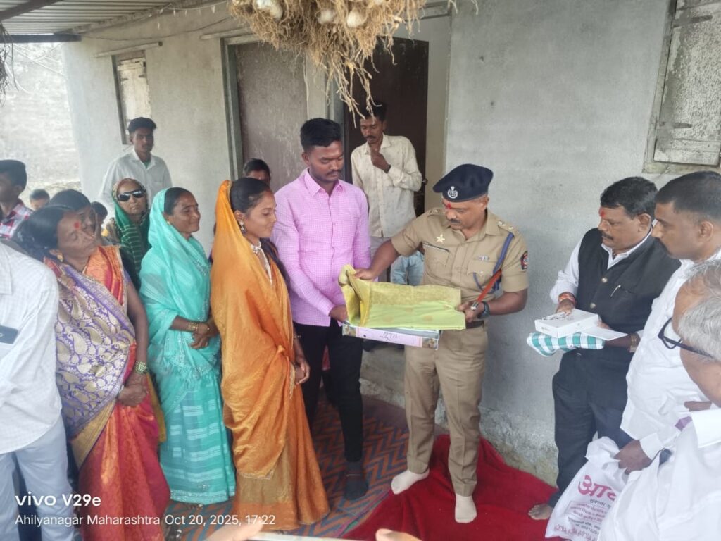 पोलीस अधीक्षकांनी पारधी समाज बांधवा सोबत साजरी केली दिवाळी..!कामरगाव पारधी पालावर मिठाई,साडीचोळी वाटप करून दिला संवेदन शीलतेचा संदेश