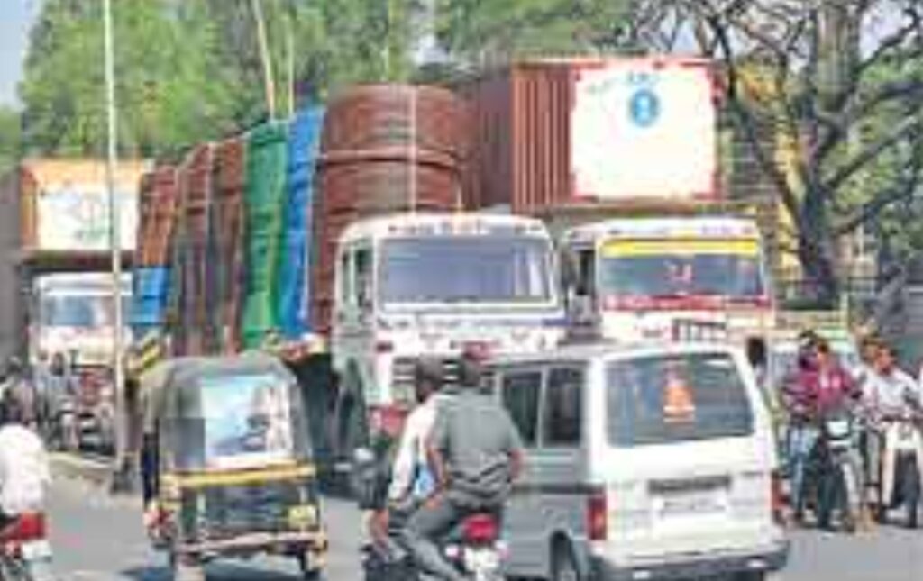 शहर वेठीस..नियम धुळीस..!अवजड वाहनांना मोकळे रान..वाहतूक शाखेची जबाबदारी कोण घेणार?..रस्त्यांवर भीतीचे साम्राज्य..! नागरिकांच्या जीवाशी खेळ..आणि वाहतूक शाखा घेतेय बघ्याची भूमिका..?