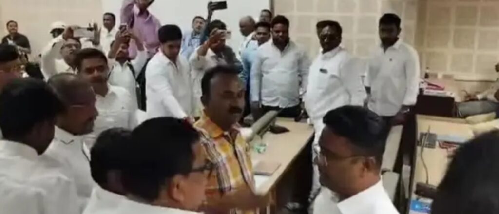 शिवरायांच्या अपमानावरून महापालिकेत सभागृहात राडा.. नगरसेवक छिंदमला सत्ताधाऱ्यांनी बाहेरचा दाखवला रस्ता..!