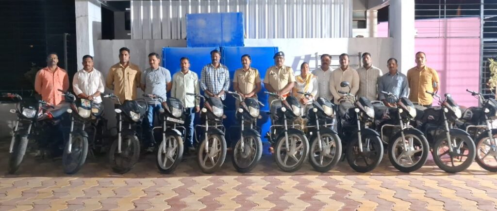 मौजमजा करण्यासाठी बाईक चोरणाऱ्या अट्टल चोराच्या तोफखाना पोलिसांनी आवळल्या मुसक्या..६ लाख ६० हजारांच्या १२ मोटारसायकली जप्त..!