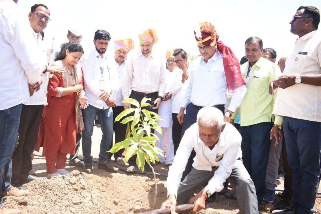 हिवरगाव पावसा येथे हरित अभियानांतर्गत वृक्ष लागवड..मुख्याधिकारी अनंत भंडारी यांचे वृक्षदिंडीने स्वागत