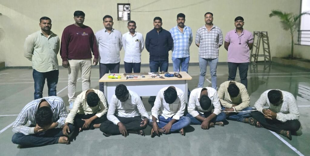 रेल्वेस्टेशनवर मध्यरात्री थरार..! ९ दरोडेखोर तलवारी अन् तिखटासह दबा धरून LCB ची अचानक एन्ट्री अन ७ जण जाळ्यात!