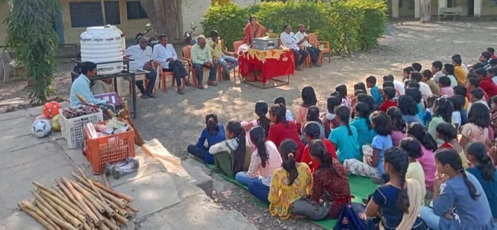एका निर्णयाने बदललं सलगरा जिल्हापरिषद शाळेचं रुपड..सरपंच सुनिताताई चव्हाण अन् उपसरपंचांचा मोठा धमाका! शाळेस १५ व्या वित्त आयोगातून शैक्षणिक व क्रीडा साहित्याची मोठी भेट