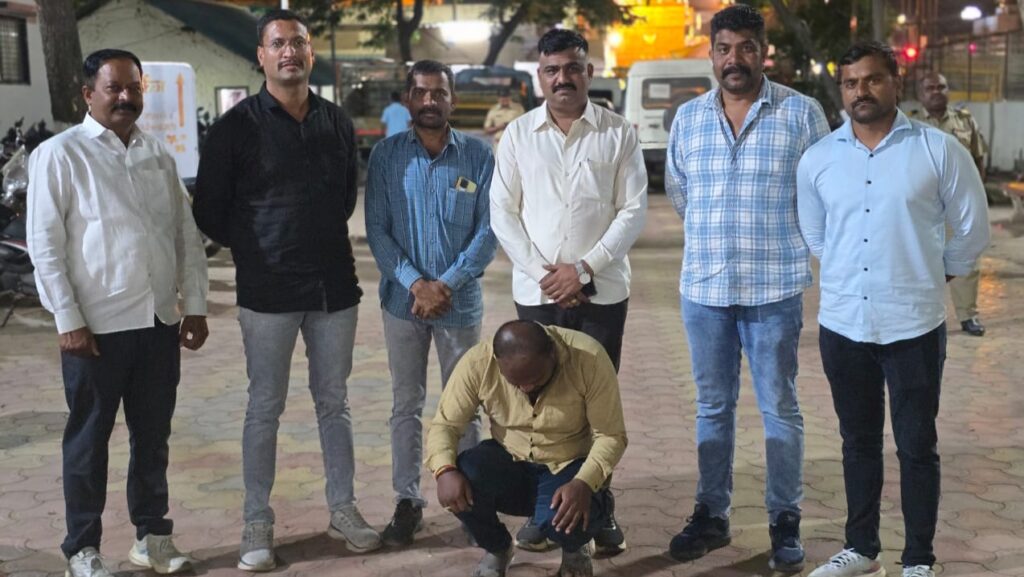 गुप्त माहिती मिळाली अन् एलसीबीने ठोकल्या बेड्या;एक तीन वर्षापासून फरार तर दुसरा खुनाचा प्रयत्न करणारा..त्या सराईत गुन्हेगारांचा आता पोलीस कोठडीत मुक्काम..!
