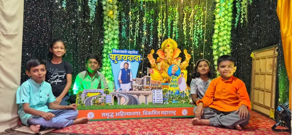 अहिल्यानगराच्या बदलत्या चेहऱ्याचे दर्शन;तोफखान्यात सिद्धेश्वर बाल मंडळाचा ‘विकासाचे महामेरु सुजयदादा’ देखावा ठरतोय लक्षवेधी..!